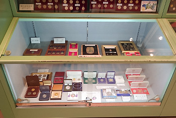 「和同開珎」や「江戸時代の大判」などの写真